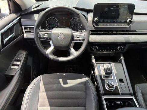 Used 2023 Mitsubishi Outlander SE FWD image 16