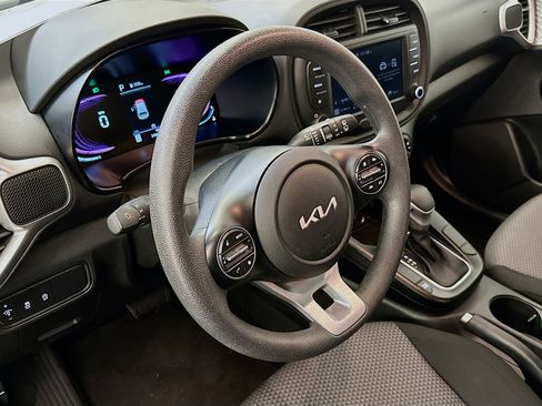 Used 2025 Kia Soul LX w/ LX Technology Package FWD image 18