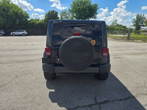 Used 2018 Jeep Wrangler Unlimited Sahara AWD/4WD image 4