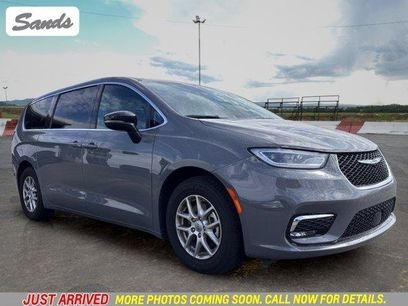 Used 2025 Chrysler Pacifica Select