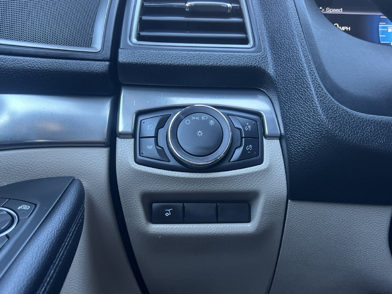 Used 2018 Ford Explorer XLT w/ Equipment Group 202A AWD/4WD image 17