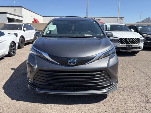 Used 2025 Toyota Sienna XLE w/ XLE Plus Package FWD image 3