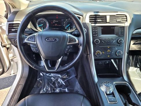 Used 2017 Ford Fusion SE w/ Equipment Group 201A FWD image 9