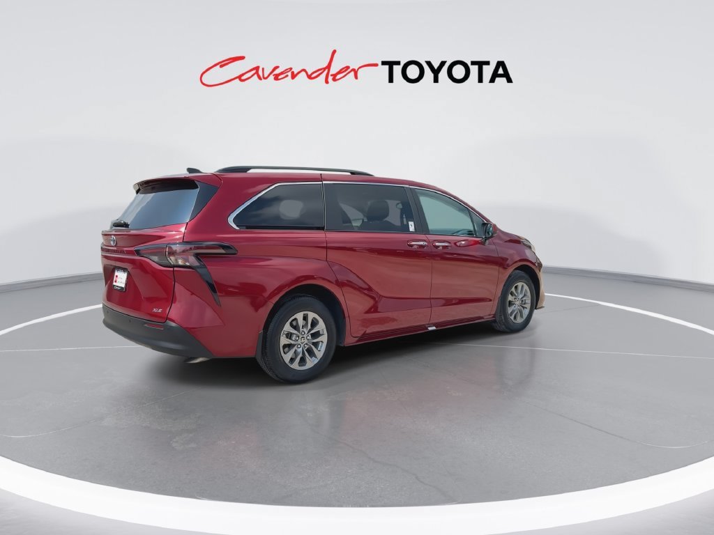 Certified 2025 Toyota Sienna XLE FWD image 8