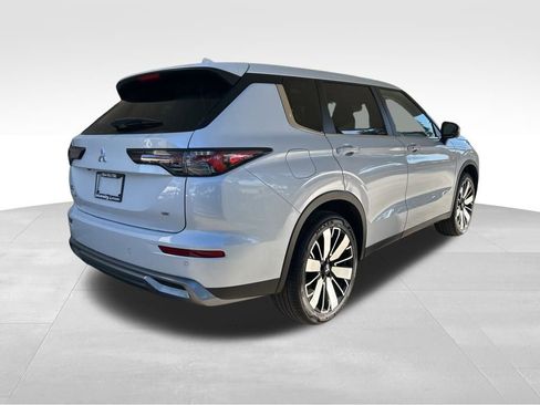 New 2026 Mitsubishi Outlander SE image 3