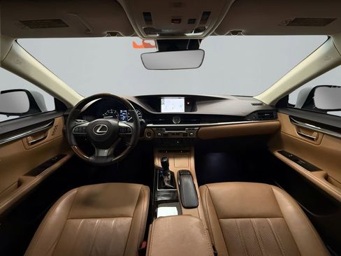 Used 2018 Lexus ES 350 w/ Luxury Package w/Wood Trim image 16