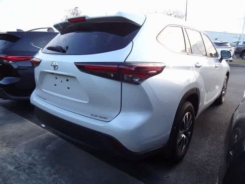 Used 2024 Toyota Highlander XLE image 6