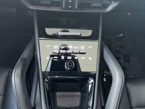 Used 2025 Porsche Cayenne AWD/4WD image 12