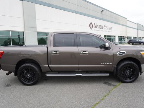 Used 2017 Nissan Titan SL AWD/4WD image 8