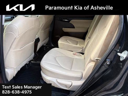 Used 2021 Toyota Highlander XLE image 21