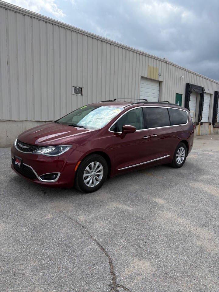 Used 2017 Chrysler Pacifica Touring-L FWD image 4