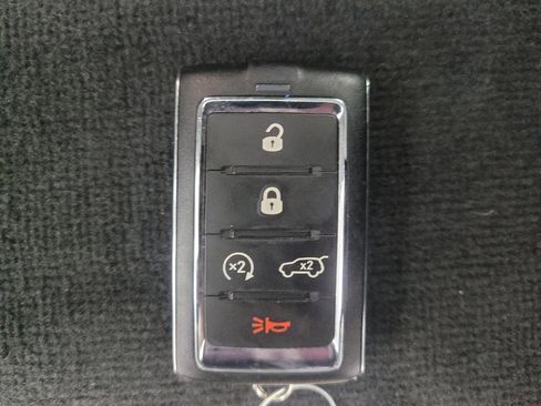 Used 2023 Jeep Grand Cherokee Laredo w/ Luxury Tech Group I AWD/4WD image 32