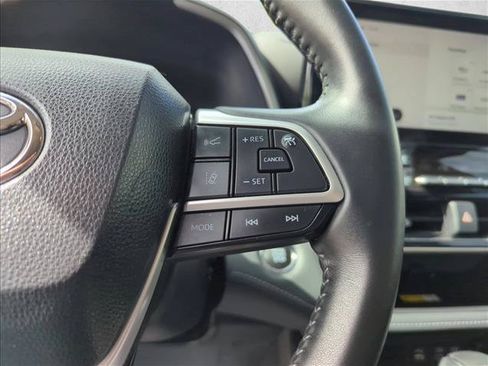 Used 2023 Toyota Highlander XLE FWD image 19