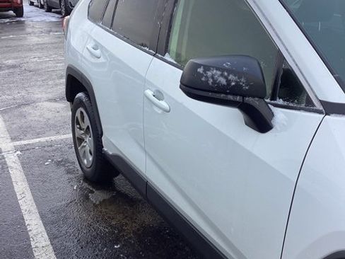 Used 2019 Toyota RAV4 LE image 4