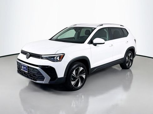 Used 2025 Volkswagen Taos SE AWD/4WD image 1