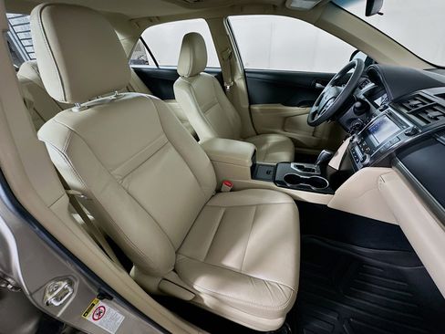 Used 2013 Toyota Camry LE image 28