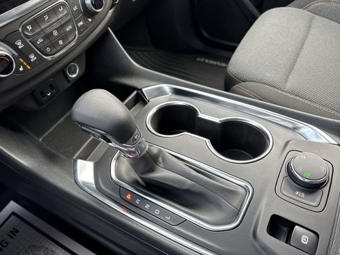 Used 2021 Chevrolet Traverse LT image 16