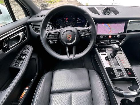 Certified 2025 Porsche Macan AWD/4WD image 11
