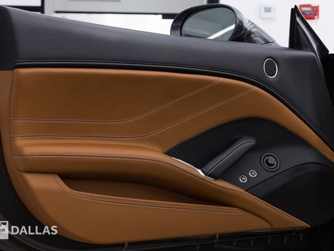 Used 2017 Ferrari California T RWD image 24