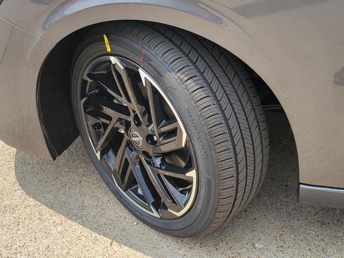 New 2027 Nissan Sentra SR w/ Floor Mat Package FWD image 9