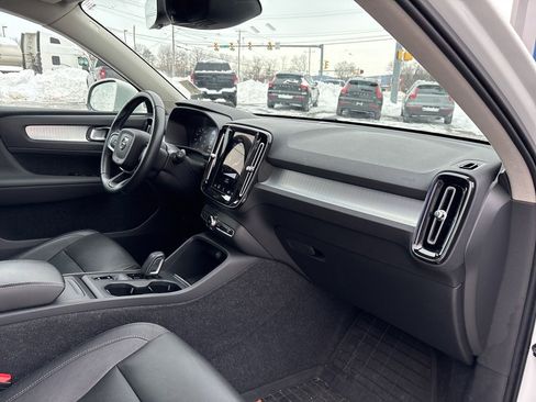 Used 2021 Volvo XC40 T5 Momentum w/ Premium Package image 35