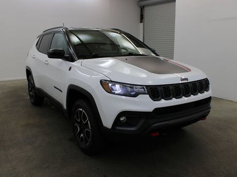 Used 2025 Jeep Compass Trailhawk AWD/4WD image 6