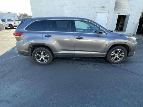 Used 2019 Toyota Highlander LE image 11