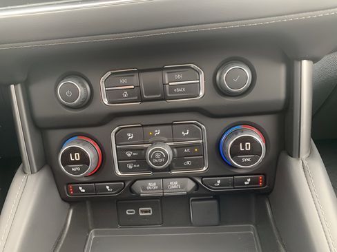 Used 2024 Chevrolet Suburban Z71 w/ Luxury Package AWD/4WD image 14