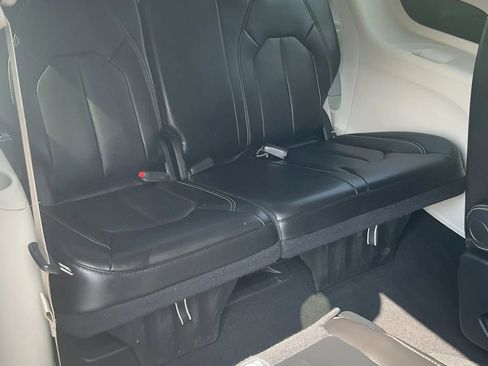 Used 2024 Chrysler Pacifica Touring-L FWD image 31