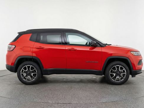 Used 2025 Jeep Compass Trailhawk image 11