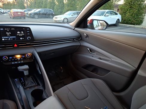 Certified 2023 Hyundai Elantra SEL w/ Preferred Accessory Package image 16