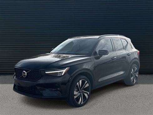 Certified 2024 Volvo XC40 B5 Plus w/ Climate Package image 1