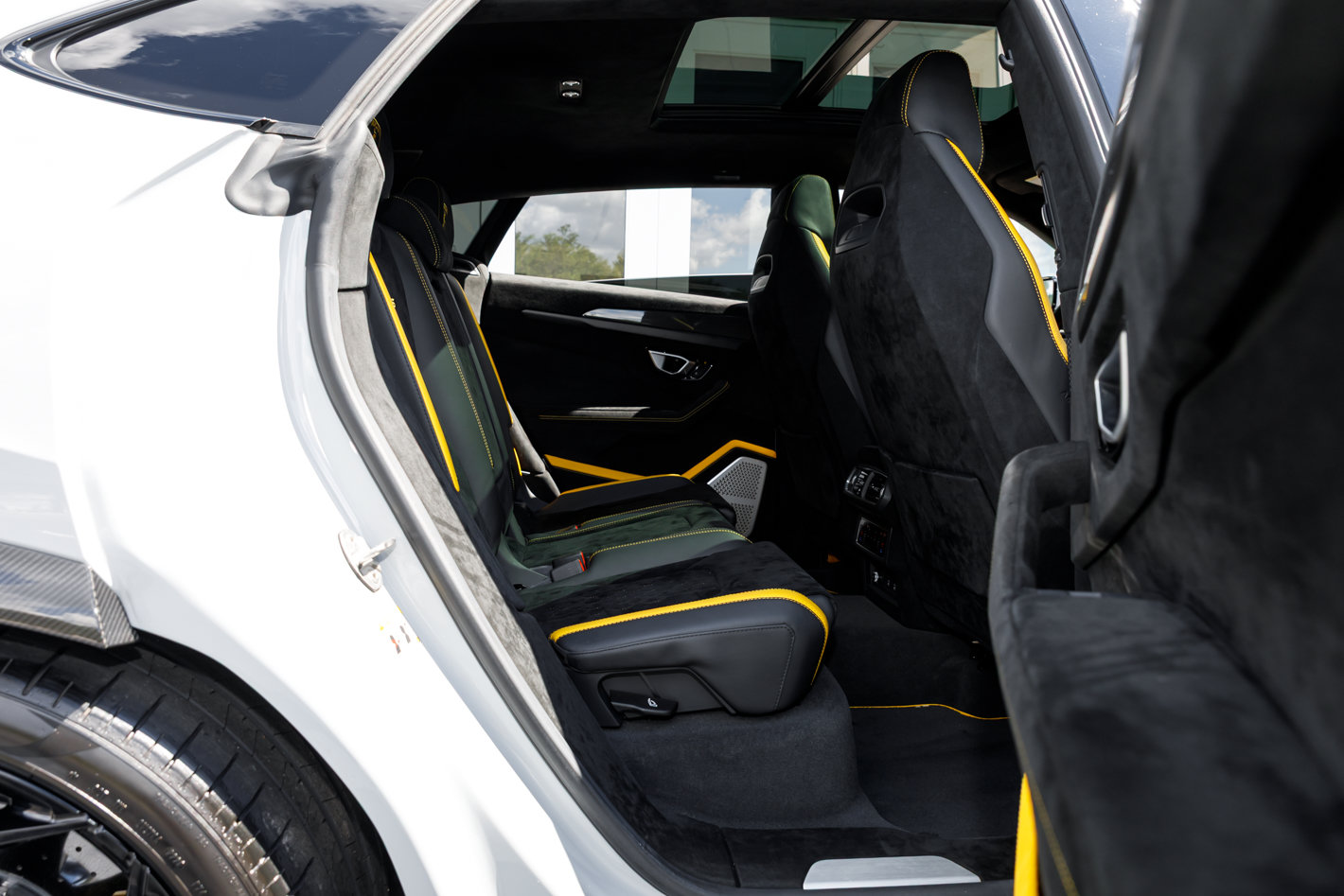 Used 2024 Lamborghini Urus Performante AWD/4WD image 40