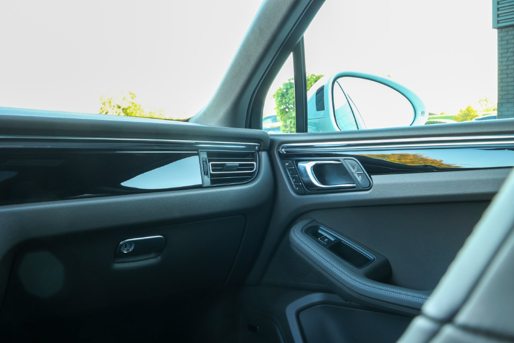 Certified 2026 Porsche Macan AWD/4WD image 37