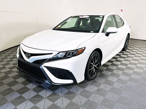 Used 2023 Toyota Camry SE FWD image 7