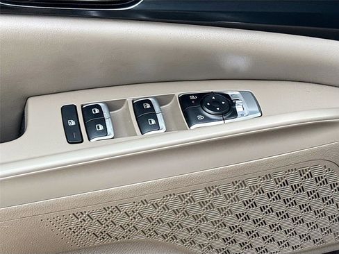 Used 2025 Kia Carnival FWD image 18