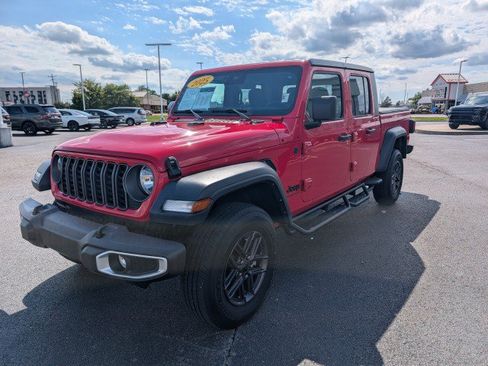 Used 2025 Jeep Gladiator Sport AWD/4WD image 3