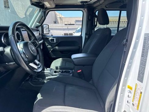 Used 2018 Jeep Wrangler Unlimited Sahara AWD/4WD image 9