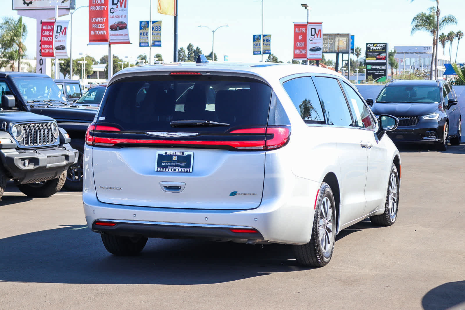 Used 2024 Chrysler Pacifica Limited FWD image 4