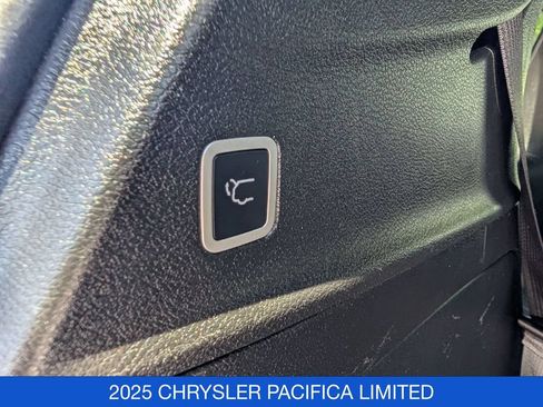 Used 2025 Chrysler Pacifica Limited FWD image 32