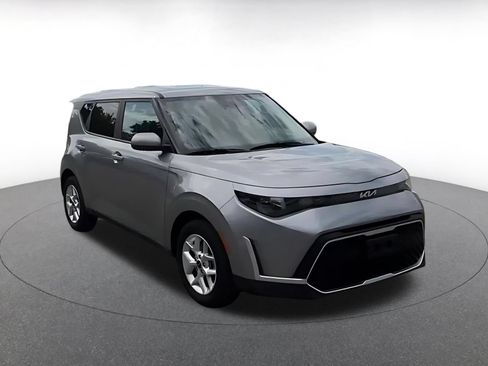 Used 2025 Kia Soul LX w/ LX Technology Package FWD image 3