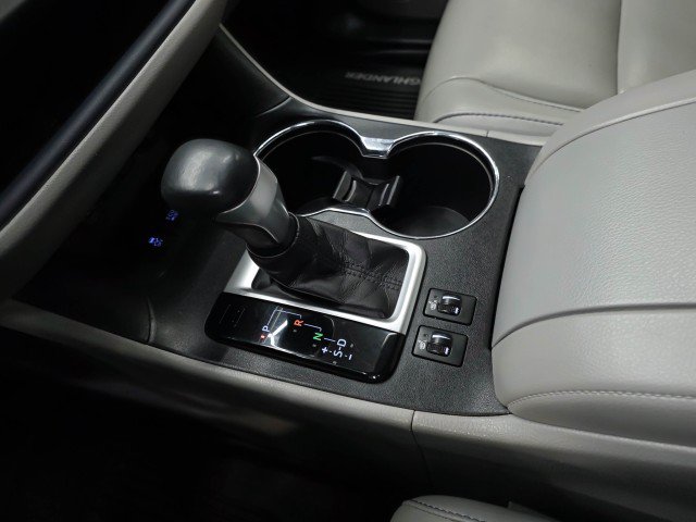 Used 2017 Toyota Highlander XLE AWD/4WD image 32