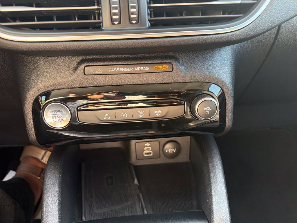 Used 2025 Ford Escape Platinum AWD/4WD image 28