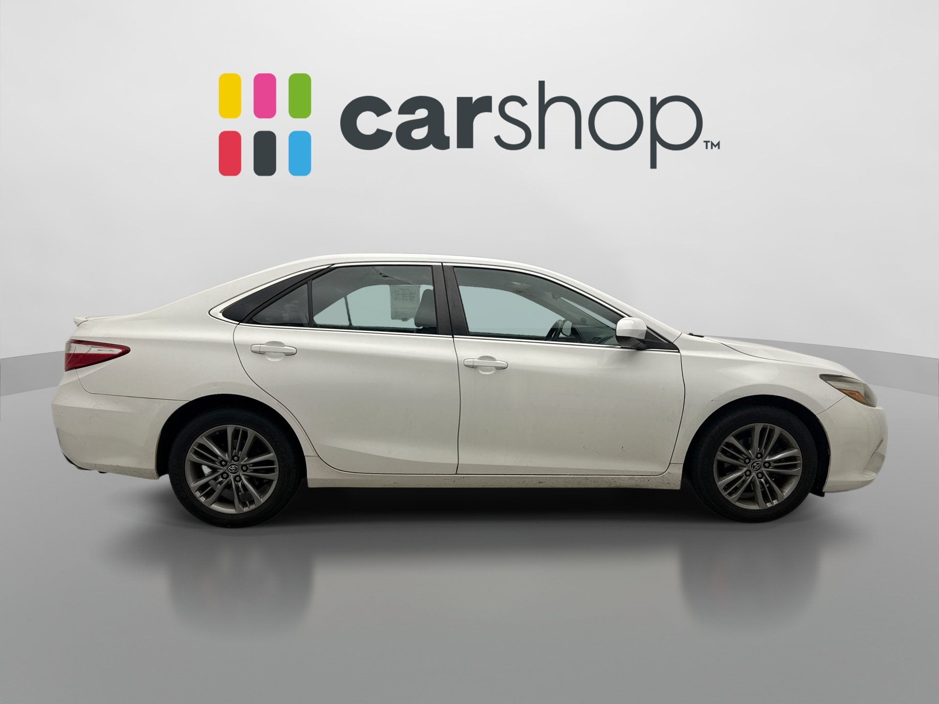 Used 2015 Toyota Camry SE w/ Moonroof Package FWD image 3