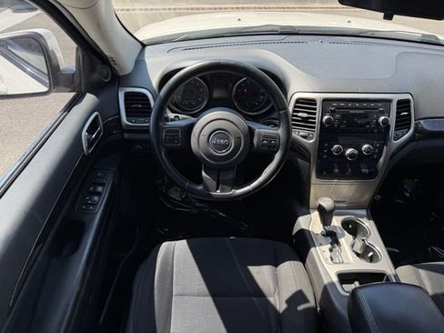 Used 2012 Jeep Grand Cherokee Laredo w/ Laredo E Group AWD/4WD image 8