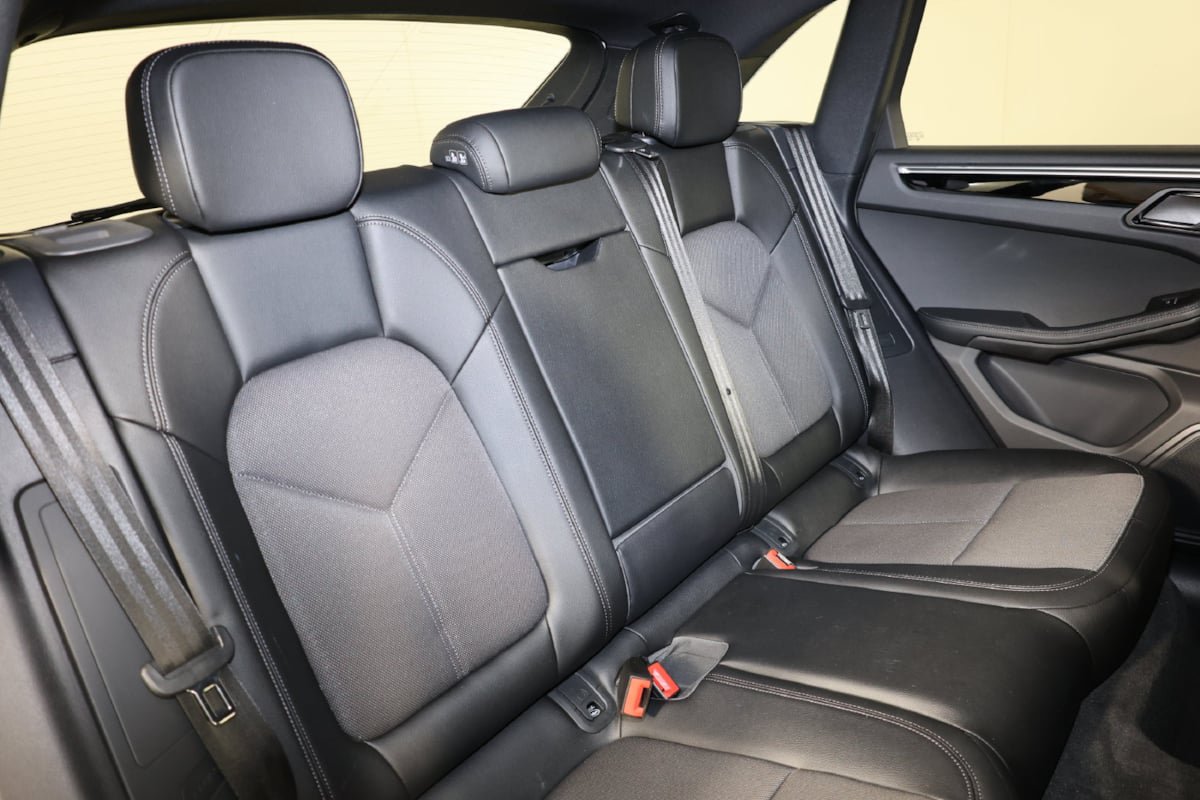 Used 2023 Porsche Macan AWD/4WD image 31