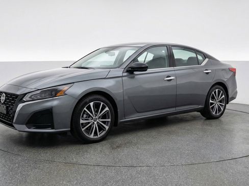 Used 2025 Nissan Altima 2.5 SV FWD image 3