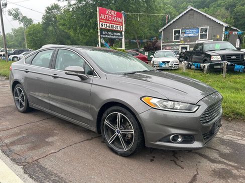 Used 2013 Ford Fusion SE image 2