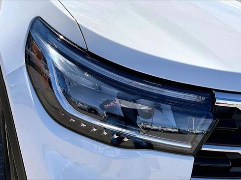 Used 2025 Ford Explorer Active image 31