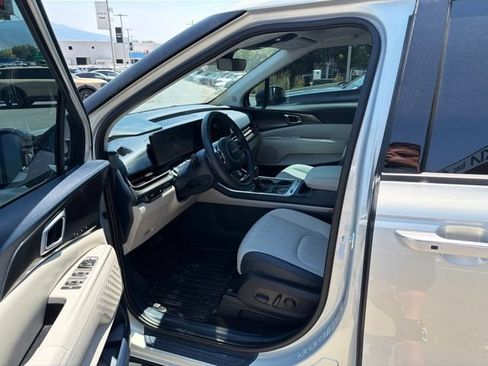 Used 2025 Kia Carnival SX w/ SX Dark Edition Package FWD image 11